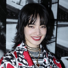 Herečka a modelka Nana Komatsu na pařížském týdnu módy.