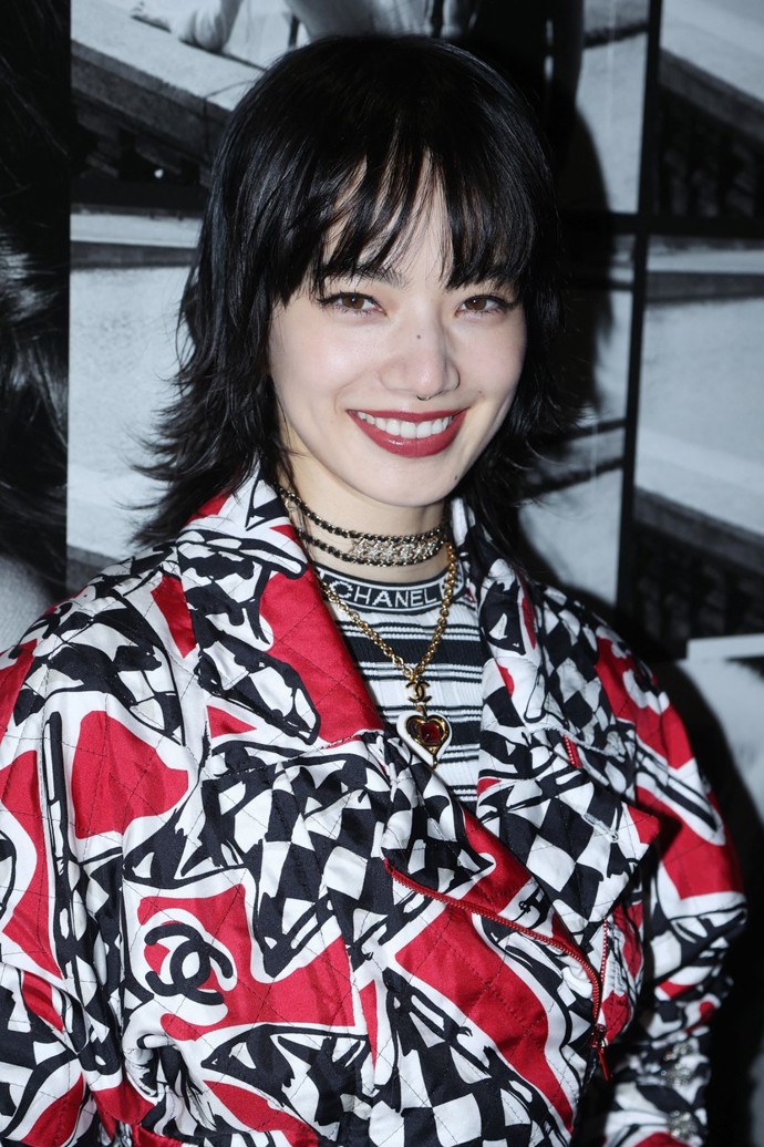 Herečka a modelka Nana Komatsu na pařížském týdnu módy.