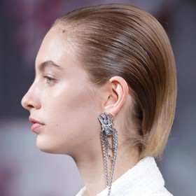 Celou jarní přehlídku Chanel provázely jednoduché uhlazené účesy. 