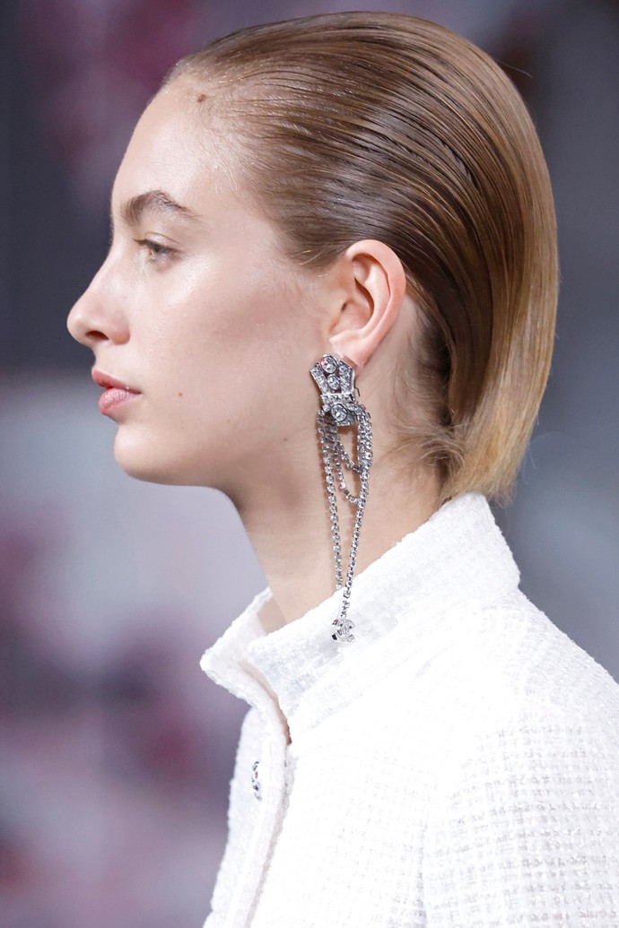 Celou jarní přehlídku Chanel provázely jednoduché uhlazené účesy. 
