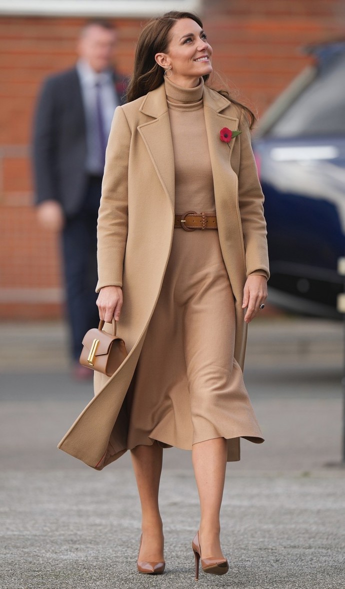 Dokonale vyladěný béžový outfit oblékla Kate při návštěvě Scarborough. Na sobě měla kabát Max&Co, kabelku Demellier Nano a lodičky Ralph Lauren.