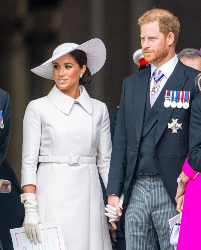 Vévodkyně Meghan prý za svého působení v královské rodině volila světlé neutrální tóny, aby zapadla. Moc jí ale slušely, co říkáte?