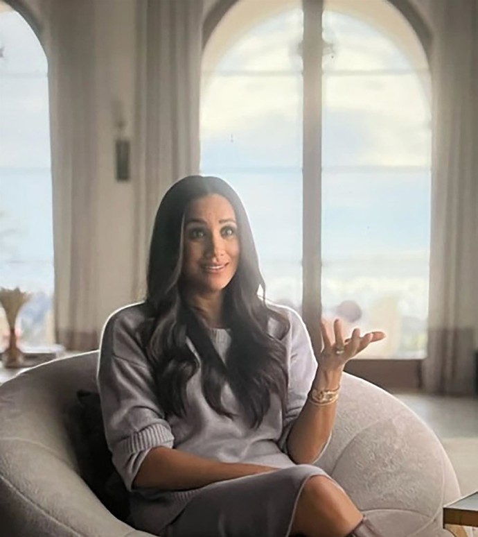 Vlněný svetr vévodkyně Meghan v reality show na Netflixu ukazuje její jemnější stránku, a navíc odkazuje na barvy, které přijala jako nejnovější přírůstek do královské rodiny. Že by mávala bílou vlajkou?