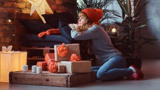 Psychoterapeutka radí, jak přežít Vánoce o samotě: Pomohou tradice, nové zážitky i pomoc druhým