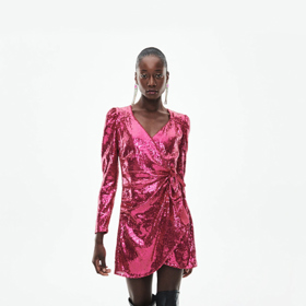 Třpytivé šaty v odstínu Viva magenta. Reserved, 1 599 Kč
