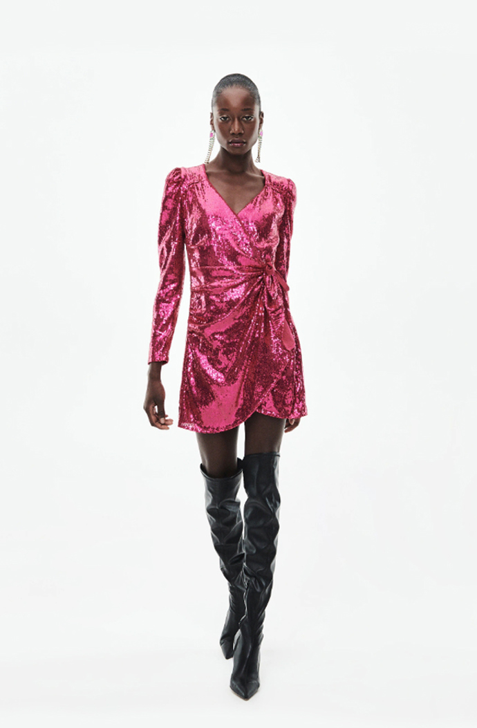 Třpytivé šaty v odstínu Viva magenta. Reserved, 1 599 Kč