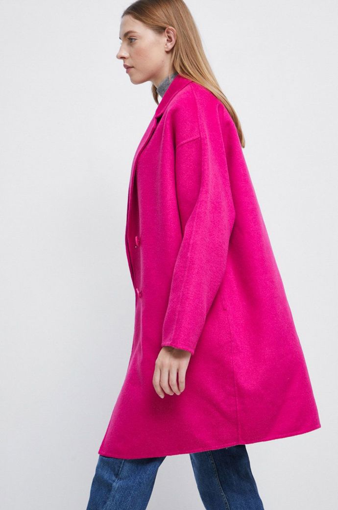 Volný kabát v odstínu magenty můžete jednoduše doplnit k jednobarevnému outfitu v odstínech, jako je černá, bílá, béžová nebo šedá. Medicine, 2 799Kč