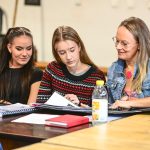 Alena Antalová s dcerami Alenou a Elenou na zahajovací zkoušce muzikálu Matilda, který bude mít premiéru v lednu 2023.