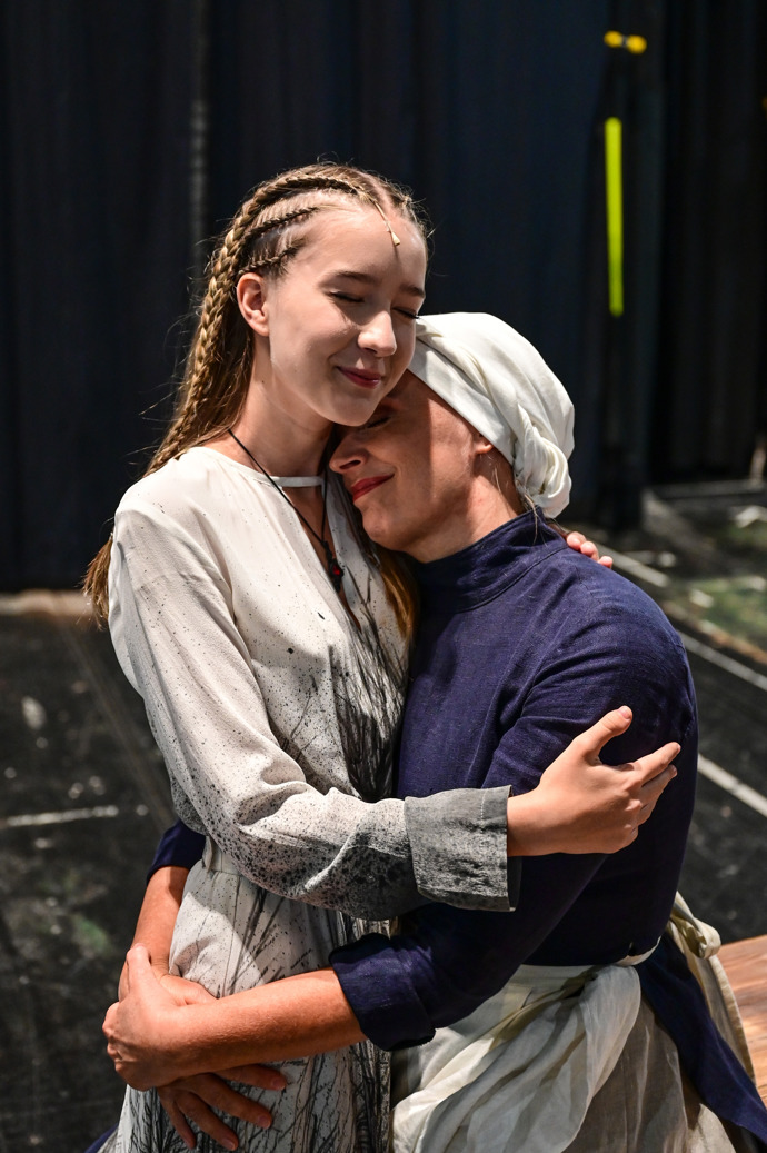 Alena Antalová s dcerou Elenou po premiéře muzikálu Devět křížů.