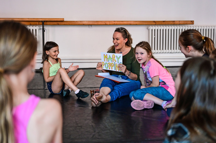 Alena Antalová s dětmi v přípravce k chystanému muzikálu Matilda.