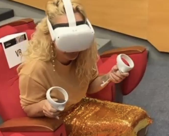 Vendula Pizingerová také informovala fanoušky, že nadace Kapka naděje pomáhá aplikovat přelomovou technologii při operacích v IKEM – virtuální realitu. Prezidentka nadace Kapka naděje ji měla možnost vyzkoušet tento týden na tiskové konferenci.