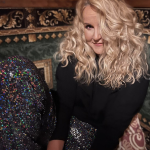 Vendula Pizingerová se tentokrát ve své rubrice Máma na přechodu věnuje adventnímu období, které je i časem zabijaček a charity. 