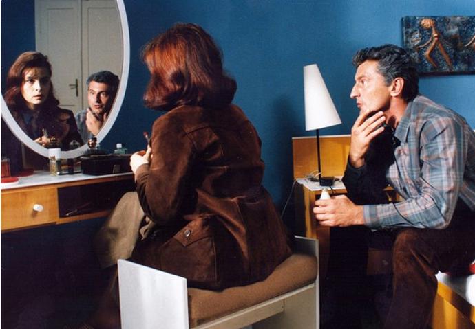 Scénář k filmu Báječná léta pod psa se pokoušel napsat herec Josef Abrhám a tři verze připravil také scénárista a režisér Petr Zelenka. Tu finální nakonec sepsal Jan Novák. Na snímku Libuše Šafránková a Ondřej Vetchý.