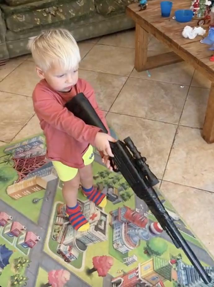 Jako správný myslivec se Pepíček rychle ozbrojil a číhal za oknem.