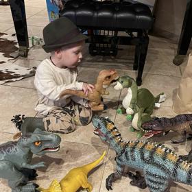 Pod stromečkem u Pizingerových se vylíhlo tohle hejno dinosaurů.