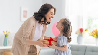 Co darovat novopečené mamince na Vánoce? Jděte na to prakticky, ale nezapomeňte i dárky pro radost