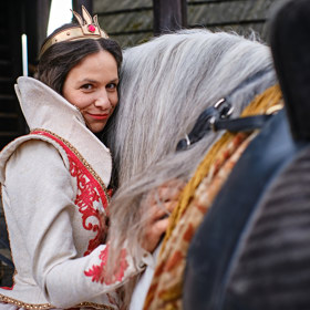 Veronika Khek Kubařová se musela kvůli natáčení Tajemství staré bambitky 2 naučit poměrně "suverénně a rychle" jezdit na koni.