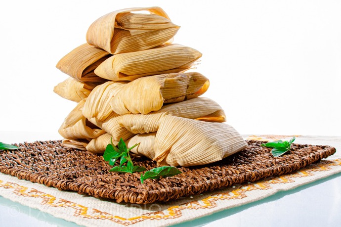 Nový rok v Mexiku znamená také tamales, což je kukuřičné těsto plněné masem, sýrem a dalšími lahodnými přísadami. Je zabalené v banánovém listu nebo kukuřičné slupce.