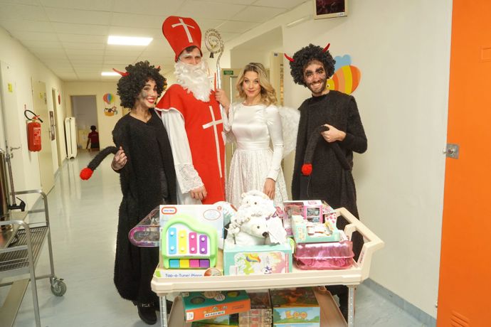 Na Mikuláše přišla Michaela Tomešová dělat radost dětem v Thomayerově nemocnici.