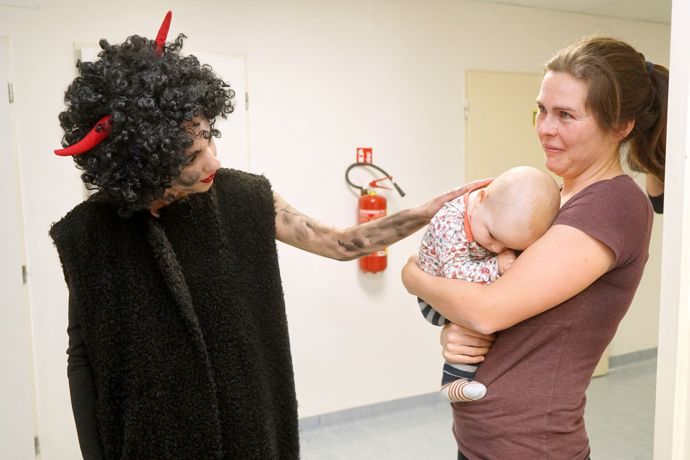 Michaela Tomešová jako čertík v Thomayerově nemocnici.