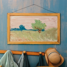 Jasný, barevný pokoj ubytuje dvě osoby, které mohou přespat na manželském lůžku.