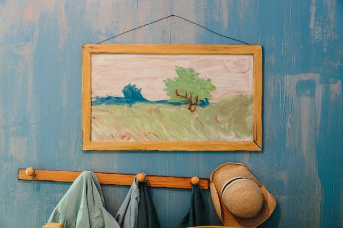 Jasný, barevný pokoj ubytuje dvě osoby, které mohou přespat na manželském lůžku.