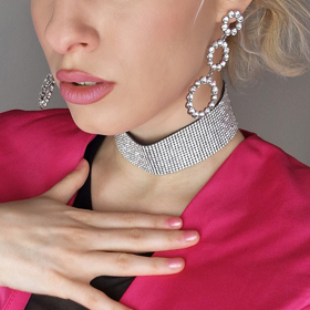 Ke štrasovým doplňkům můžete doplnit i růžový blejzr. 