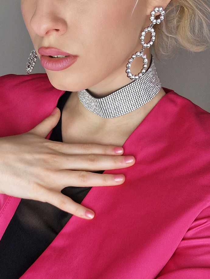 Ke štrasovým doplňkům můžete doplnit i růžový blejzr. 