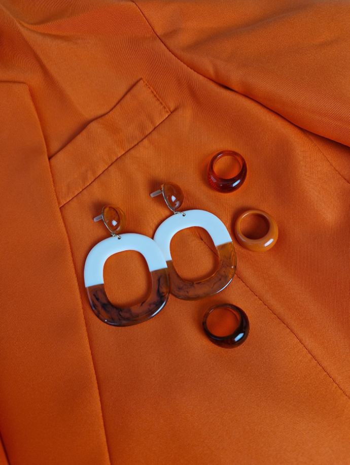 K oranžovému blejzru můžete sladit oranžové, nebo hnědé odstíny. 