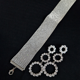 Štrasový choker a náušnice se budou krásně hodit k síťovanému topu. 