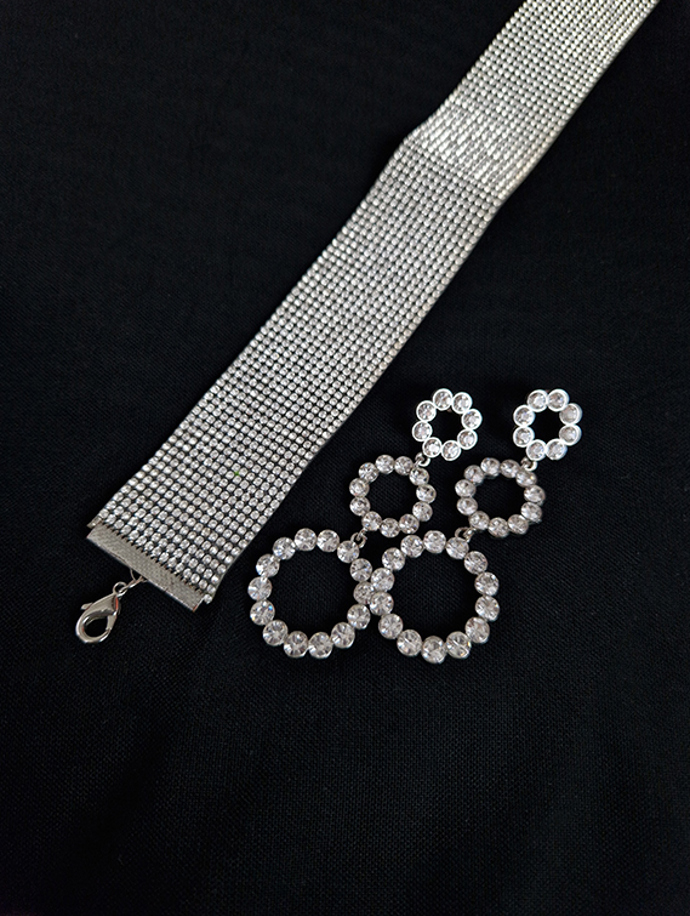 Štrasový choker a náušnice se budou krásně hodit k síťovanému topu. 