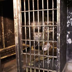 Zajímavé ale je, že Charles Manson neměl na rukou krev svých obětí. Vše za něho udělali jeho poskoci. Na fotografii je jeho stará cela z Old Noblesville.