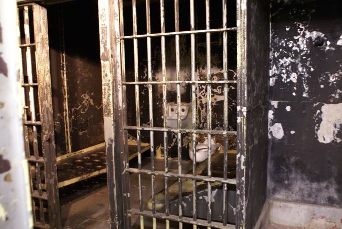 Zajímavé ale je, že Charles Manson neměl na rukou krev svých obětí. Vše za něho udělali jeho poskoci. Na fotografii je jeho stará cela z Old Noblesville.