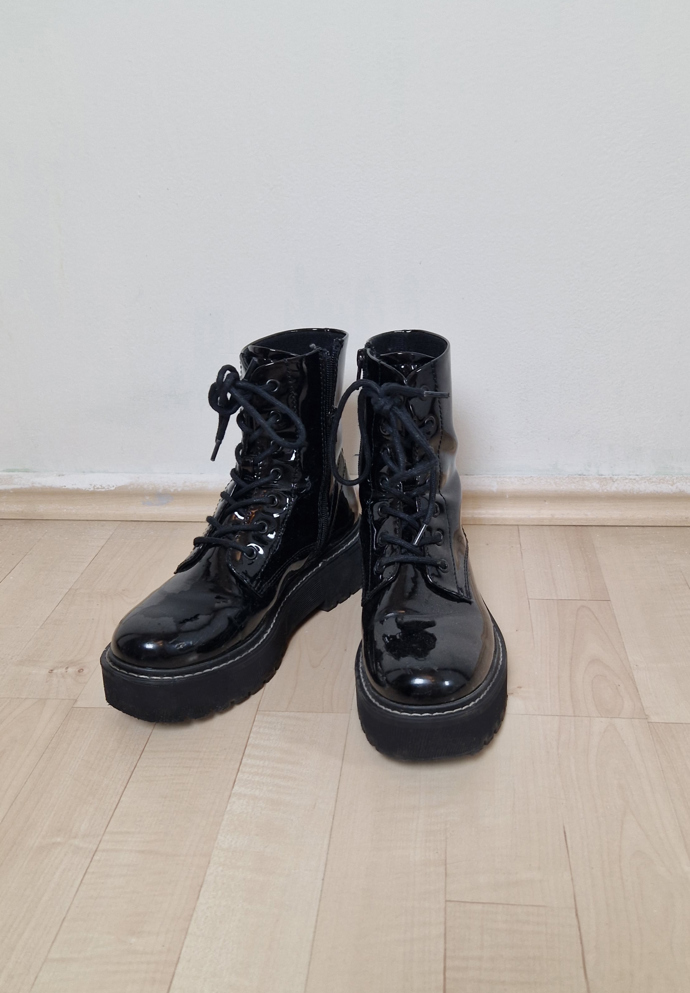 Kotníkové lesklé boty Deichmann. Dobře vypadají k sukni i ke kalhotám. 