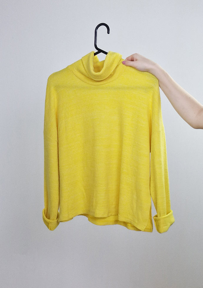 Žlutý svetřík z H&M.