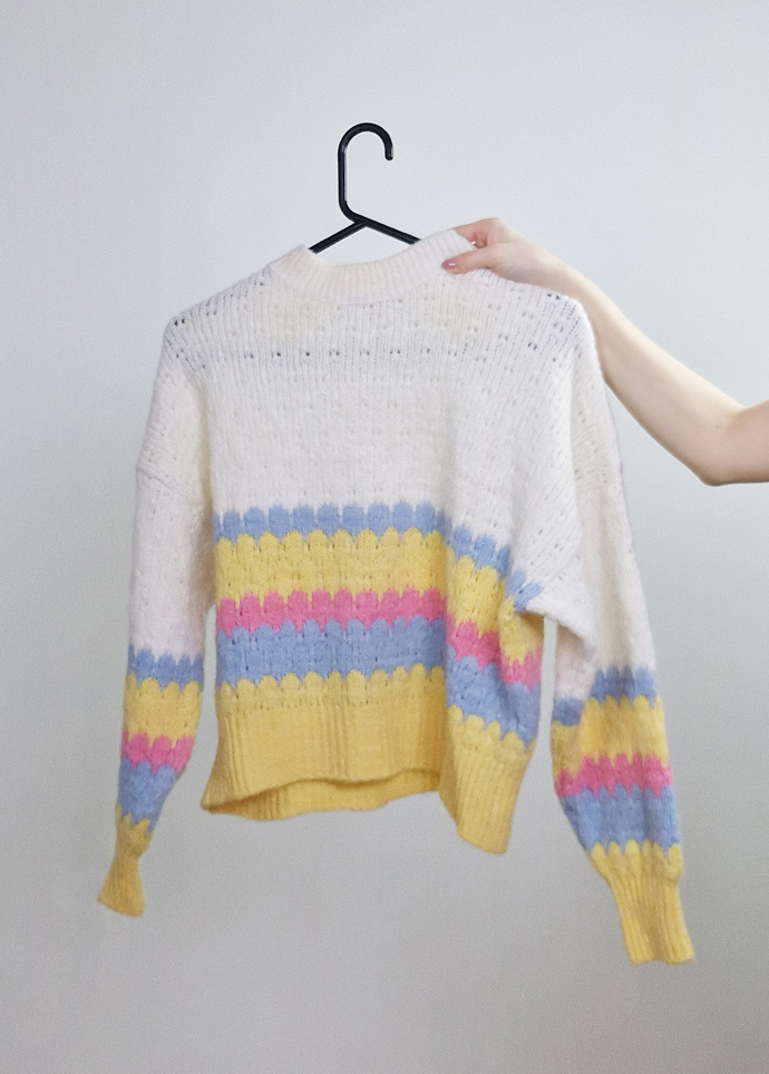 Svetr s pastelovými barvami značky Orsay. 