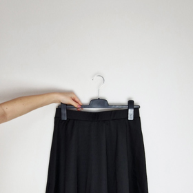 Černá kolová sukně ze Shein.