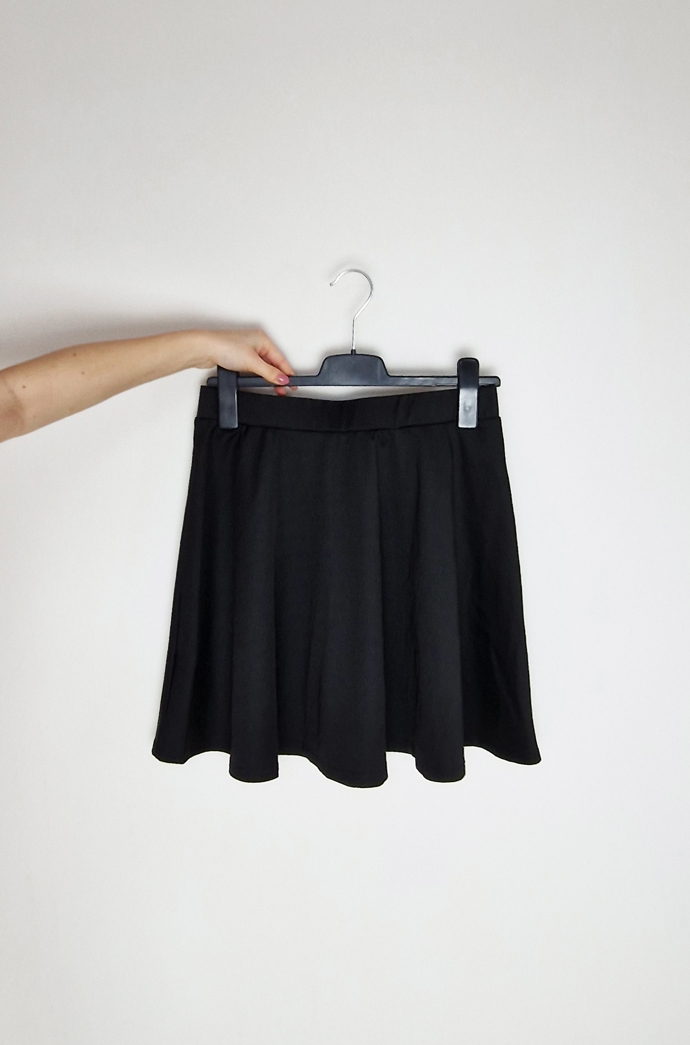 Černá kolová sukně ze Shein.