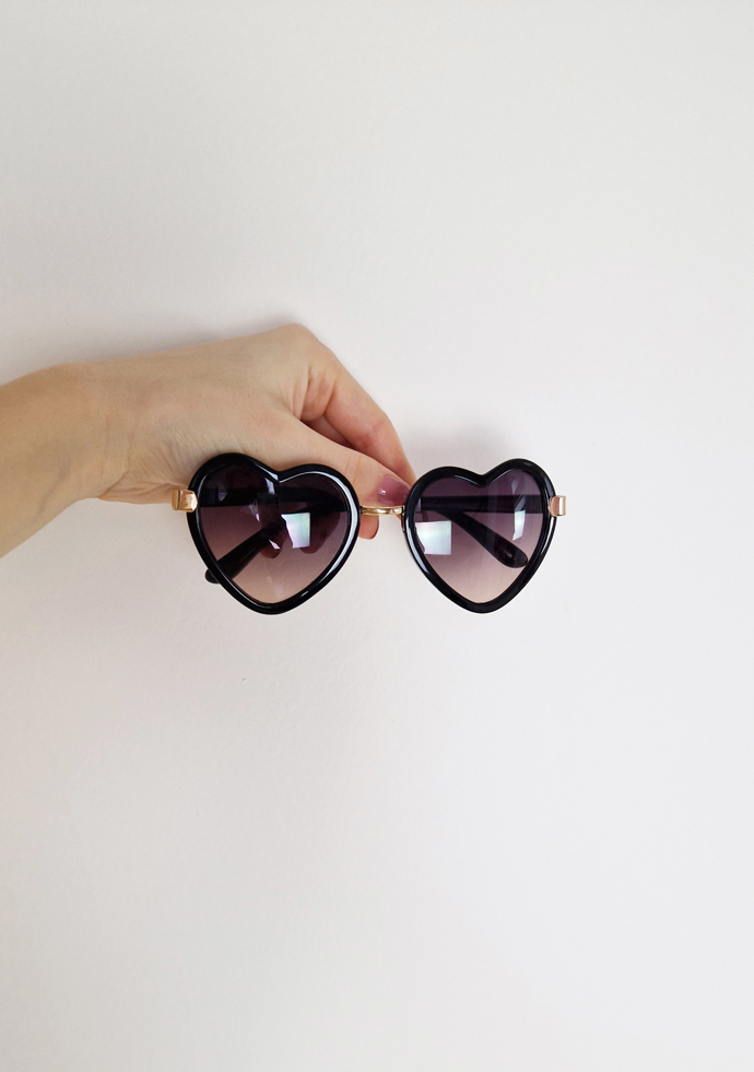 Srdíčkové sluneční brýle značky Mohito. 