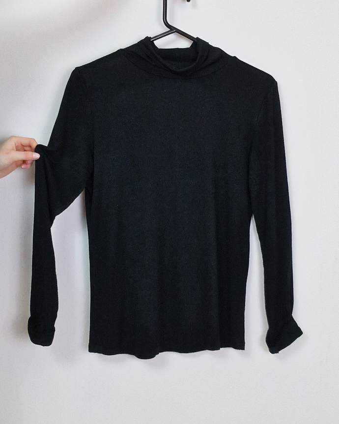 Černý rolák značky Sinsay.