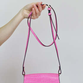 Maličká kabelka se zlatým zdobením H&M. 