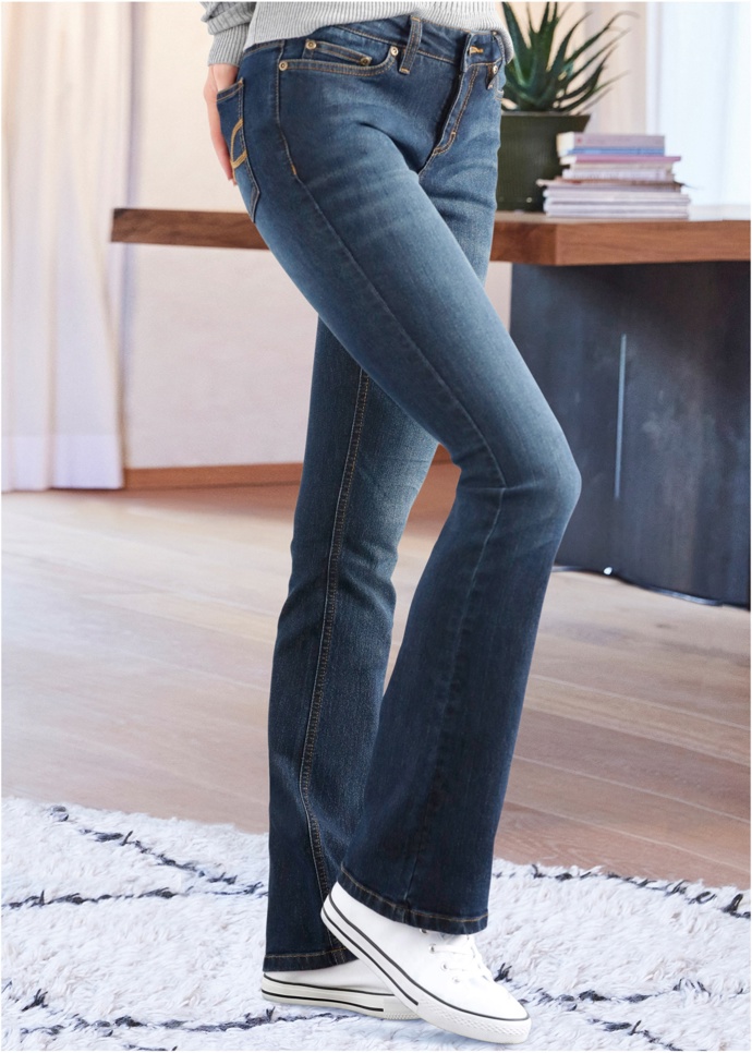 Džíny s nízkým pasem a širokými nohavicemi. Bonprix, 499 Kč