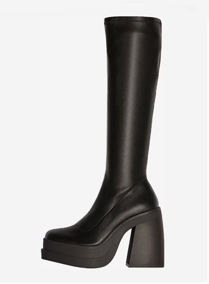 Vysoké kozačky na širokém podpatku. Bershka, 1 259 Kč