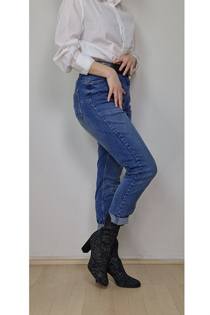 Ke kotníčkovým botám na podpatku se hodí lehce ohrnuté nohavice. 