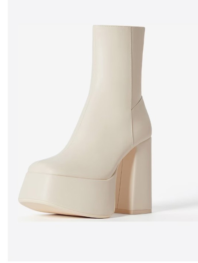 Nízké světlé kozačky. Bershka, 1 299 Kč