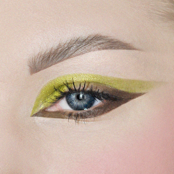 Oční make-up se zeleným stínem a hnědou spodní linkou. Přesného oblouku docílíte korektorem a plochým štětcem. 