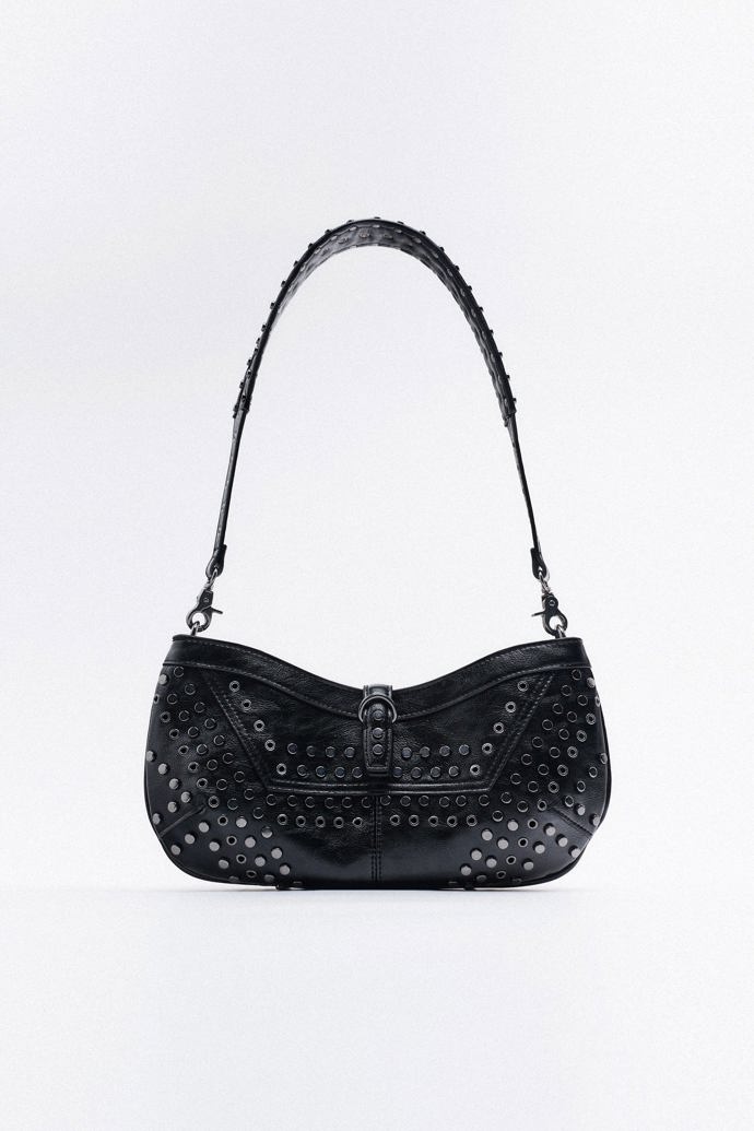 Carrie v seriálu A jak to bylo dál... drží v ruce kabelku se cvočky. Trendy model za rozumnou cenu zakoupíte například v Zaře za 999 Kč. 