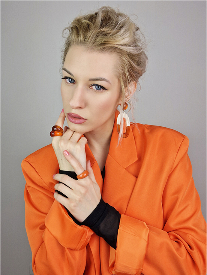 Velké prsteny se dají nosit i dva na jednom prstu. 