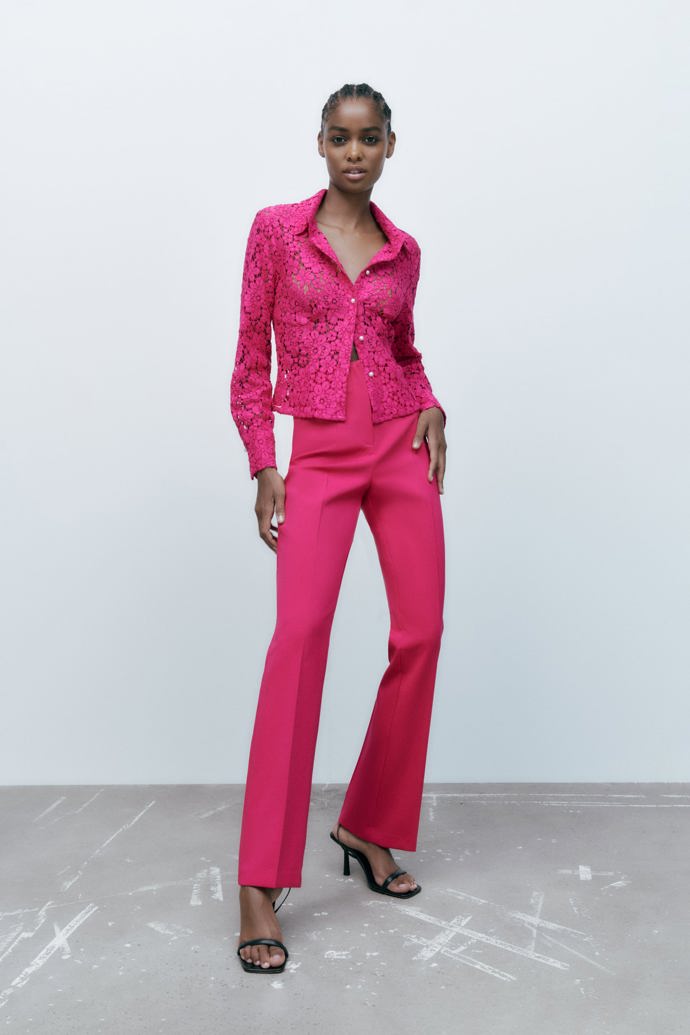 Přiléhavá krajková košile Zara, 499 Kč