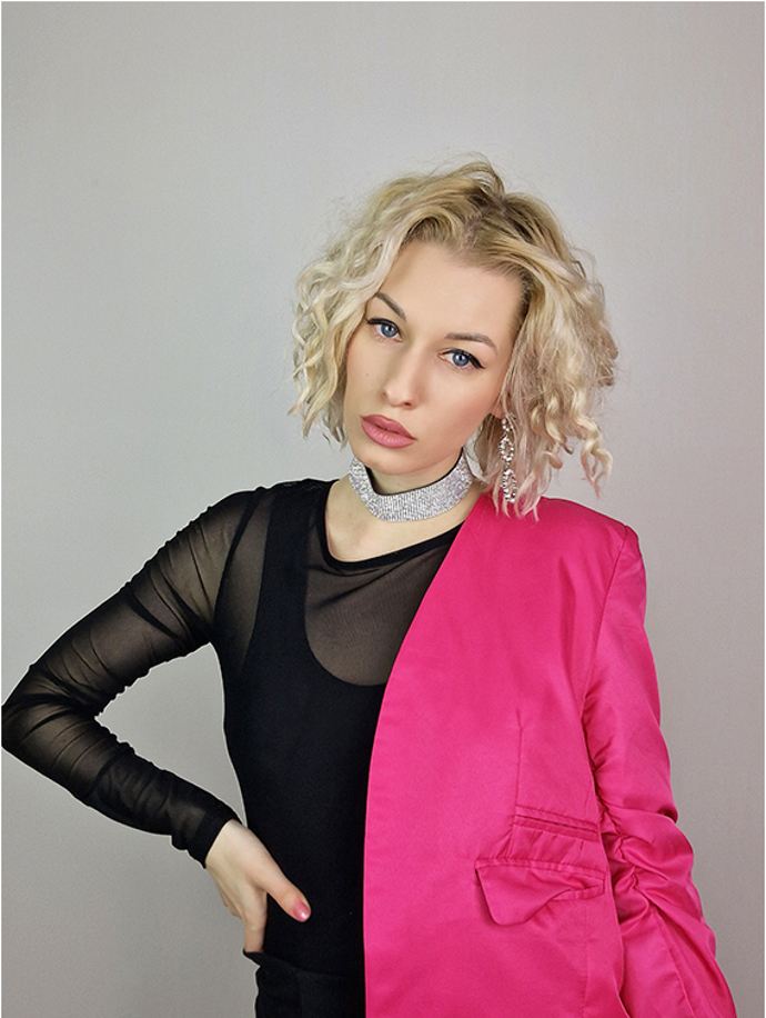 Pod síťovaný top se hodí i klasické tílko. V kombinaci s doplňky vše ladí na jedničku. 